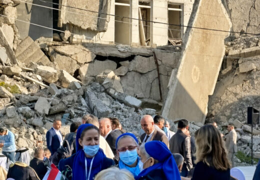 زيارة البابا فرنسيس إلى العراق - لقاء الأخوات أمام آثار الدمار