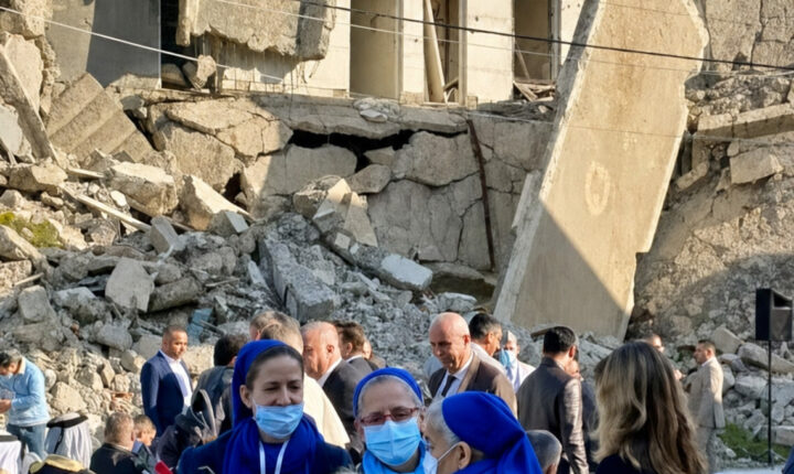 زيارة البابا فرنسيس إلى العراق - لقاء الأخوات أمام آثار الدمار