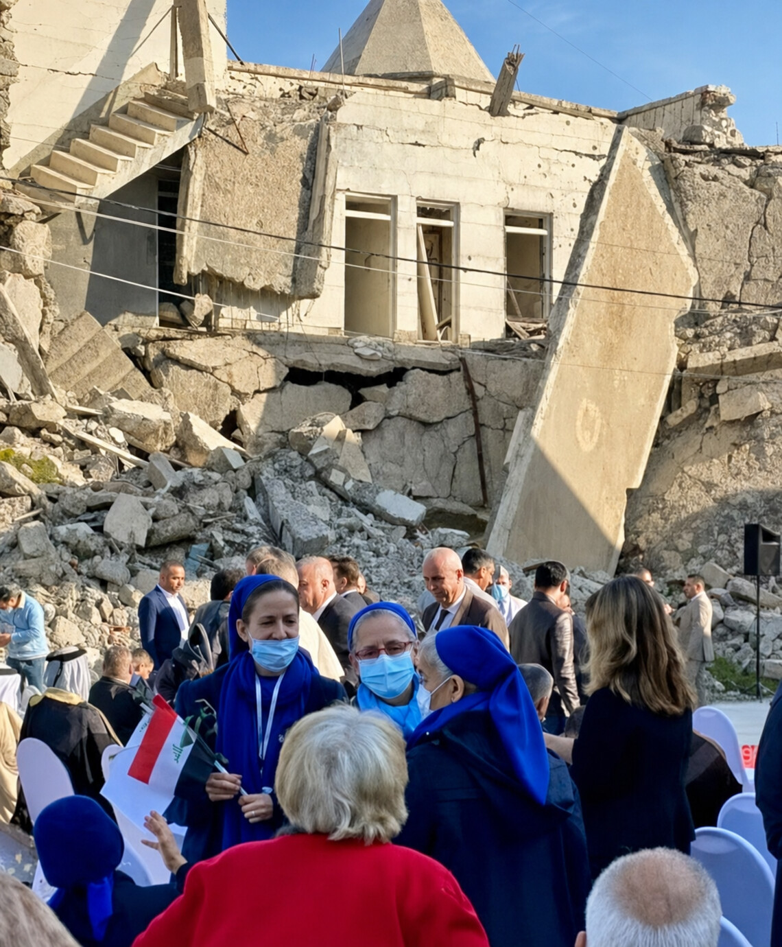 زيارة البابا فرنسيس إلى العراق - لقاء الأخوات أمام آثار الدمار