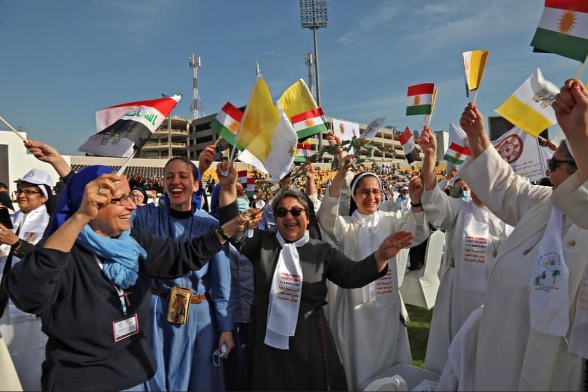 زيارة البابا فرنسيس إلى العراق - فرحة الأخوات في القداس